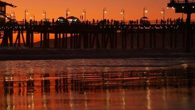 加州夏季海滩审美金日落生动的天空太平洋海洋波圣诞老人莫妮卡受欢迎的度假胜地这些洛杉矶美国著名的码头大气喜怒无常的晚上日落